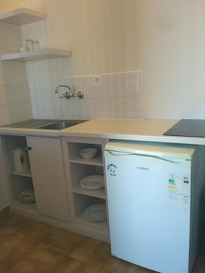 Fridge, stovetop, electric kettle, cookware/dishes/utensils - Olive Tree Apartments (Zakynthos)