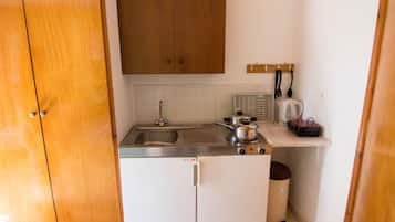 電冰箱、爐台、電熱水壺、鍋具/餐盤/廚房用品