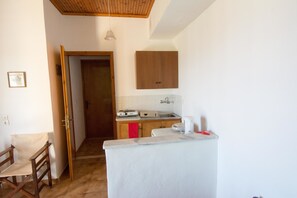 Standard Studio | Private kitchen | Fridge, stovetop, electric kettle, cookware/dishes/utensils - Olive Tree Apartments (Zakynthos)