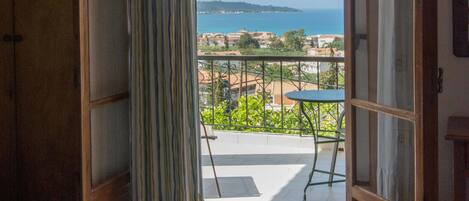 Standard Studio | In-room safe, blackout drapes, rollaway beds, free WiFi