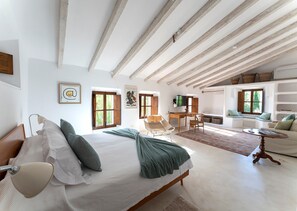 2 soverom, skrivebord, strykejern/-brett og reiseseng for barn