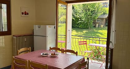 Spacious apartment for 6 with wifi, pets allowed and parking in Évian