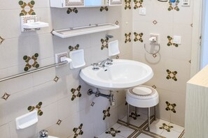 Shower, bidet, towels - M224 - Marcelli, three-room apartment with garden 150m from the sea (Marcelli)