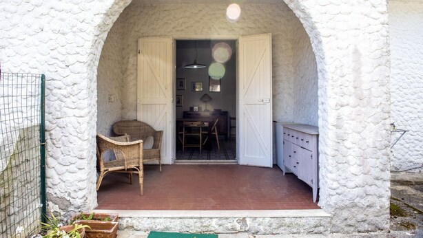 An arched doorway leading to a room with a table, chairs, and a cabinet. - M224 - Marcelli, three-room apartment with garden 150m from the sea (Marcelli)