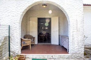 An arched doorway leading to a room with a table, chairs, and a cabinet. - M224 - Marcelli, three-room apartment with garden 150m from the sea (Marcelli)
