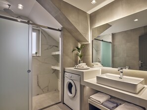 Duschwanne, Haartrockner, Handtücher, Seife