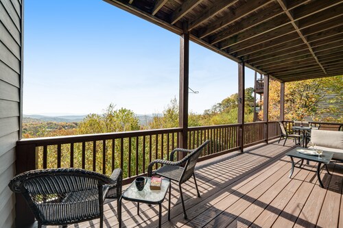 Beautiful Sugar Mountain condo w/panoramic views & private deck