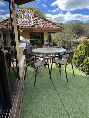 Outdoor dining - Your Comfortable, Safe, Updated Villa Retreat for 2 to 6 Guests in Playa Hermosa (Playa Hermosa)