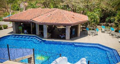 Your Comfortable, Safe, Updated Villa Retreat for 2 to 6 Guests in Playa Hermosa