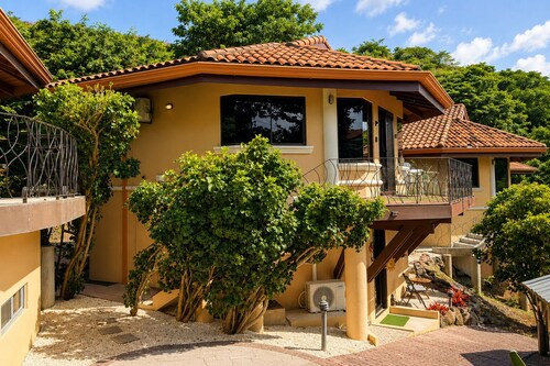 Your Comfortable, Safe, Updated Villa Retreat for 2 to 6 Guests in Playa Hermosa