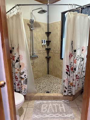 Kombination af bruser/badekar, håndklæder, Sæbe, Shampoo