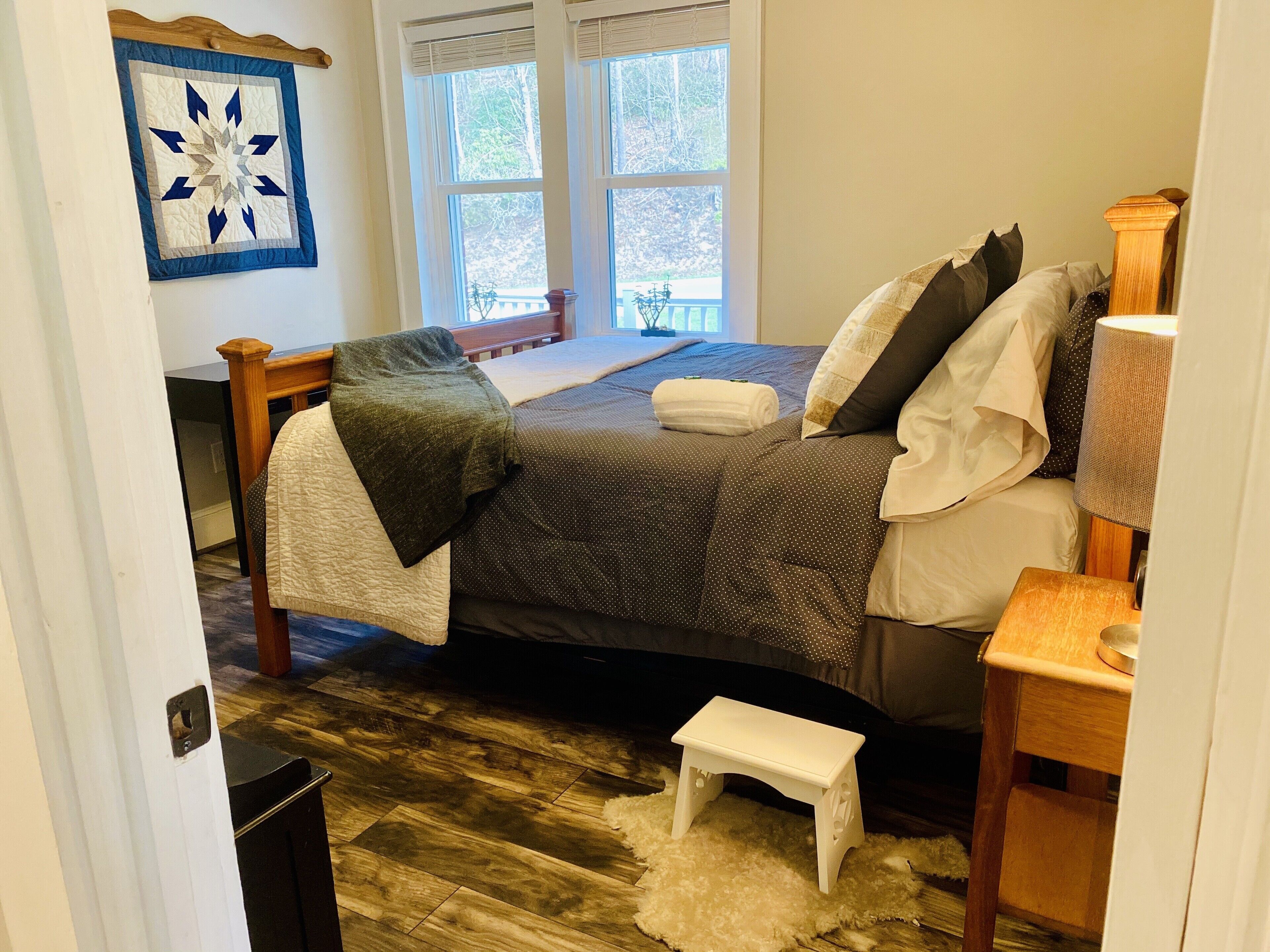 The second queen size bedroom (3 bedrooms total)