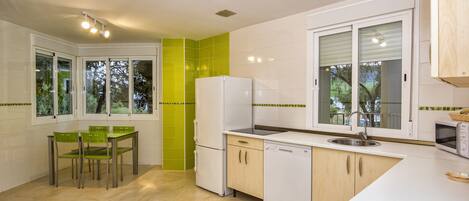 Fridge, microwave, stovetop, dishwasher