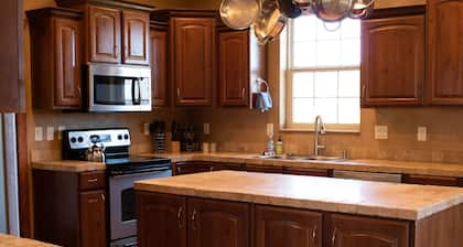 Comfortable home, firepit, deck space - near the Lake and Shakes