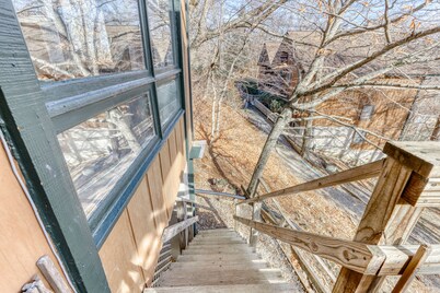 Ski lovers condo w/easy access to slopes, renovated kitchen & stone fireplace