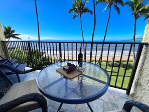 Outdoor dining - Where Sunsets Ignite Kihei Beachfront Condo Full Ocean Views Sugar Beach (Kihei)