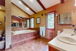 Kostenlose Toilettenartikel, Haartrockner, Handtücher