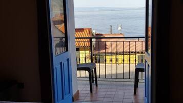 Una scrivania, tende oscuranti, Wi-Fi gratuito, lenzuola