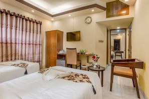 Deluxe Twin Room | Blackout drapes, soundproofing, free WiFi, bed sheets - Memento International (Dhaka)
