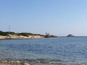 Rannalla, aurinkotuoleja