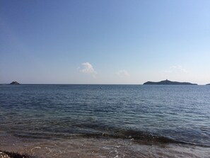 Plage, chaises longues