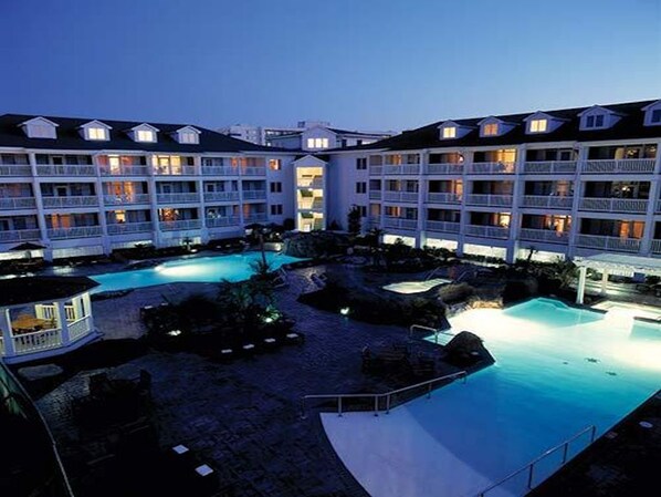 Utendørsbasseng og et oppvarmet basseng