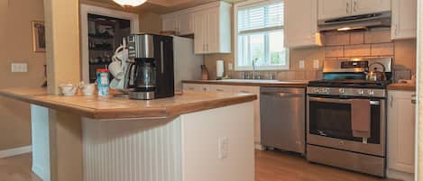 冰箱、微波炉、烤箱、炉灶