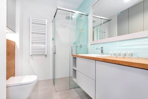 Dusche, Haartrockner, Handtücher, Shampoo