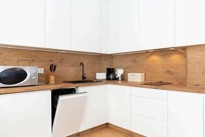 Fridge, microwave, stovetop, dishwasher