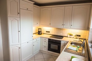 Réfrigérateur, four à micro-ondes, surface de cuisson, lave-vaisselle