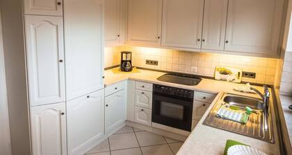 Möbliertes Haus zur vorübergehenden Überlassung mit eigenem Eingang im Grünen