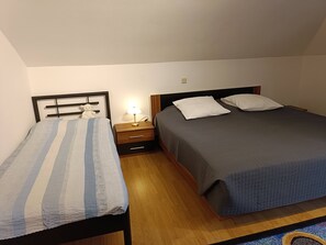 2 habitaciones, escritorio, tabla de planchar con plancha y wifi gratis 