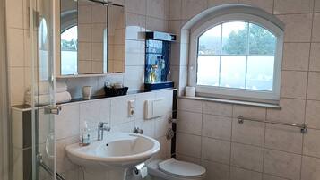 Haartrockner, Handtücher, Seife, Shampoo