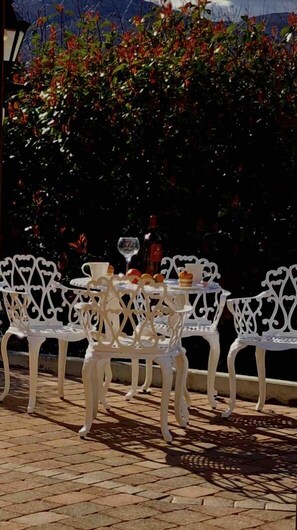 Outdoor dining - La Belle Villa, Rostrevor, N. Ireland (Rostrevor)