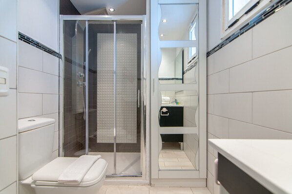 Shower, hair dryer, towels