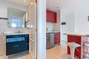 Fridge, microwave, oven, coffee/tea maker