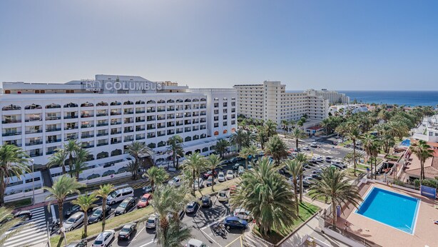 A hotel with multiple floors, a pool area, and a view of the ocean. - Los Tajinastes 1A034 (Playa de Las Americas)