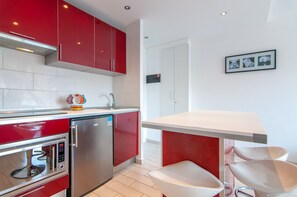 Fridge, microwave, oven, coffee/tea maker