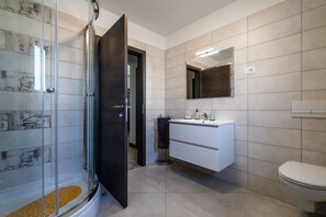 Douche, séchoir à cheveux, serviettes fournies