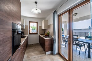 Kühlschrank, Mikrowelle, Ofen, Herdplatte