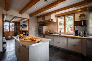 Fridge, microwave, oven, stovetop - Cosy Chalet Snow Valley - 200 m from the skilift (Saint-Martin-de-Belleville)