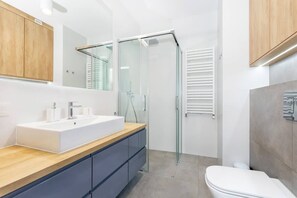 Shower, hair dryer, towels