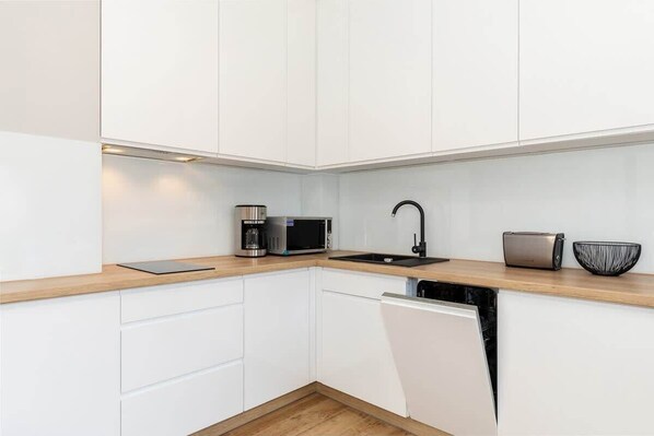 Geladeira, micro-ondas, cooktop, lava-louças