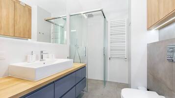 Dusche, Haartrockner, Handtücher, Shampoo