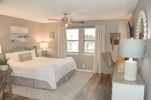 2 bedrooms, iron/ironing board, WiFi, bed sheets - Canal-Front Condo | Boat Slip, Pool & Hot Tub (Corpus Christi)