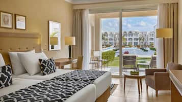 Ropa de cama de alta calidad y caja de seguridad en la habitación