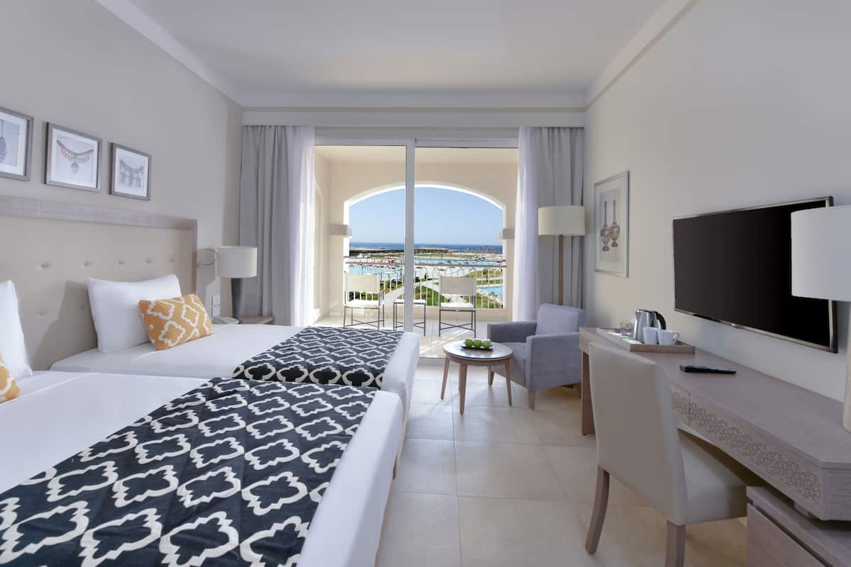 premium bedding, in-room safe, bed sheets