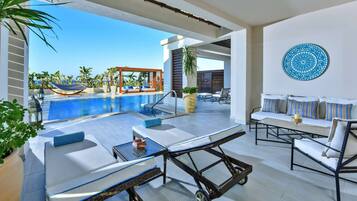 أغطية فراش متميزة وخزنة داخل الغرفة وملاءات أسرّة