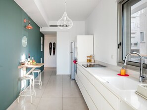 冷蔵庫、電子レンジ、オーブン、コーヒー / ティーメーカー