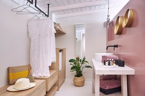 Dusche, kostenlose Toilettenartikel, Haartrockner, Handtücher